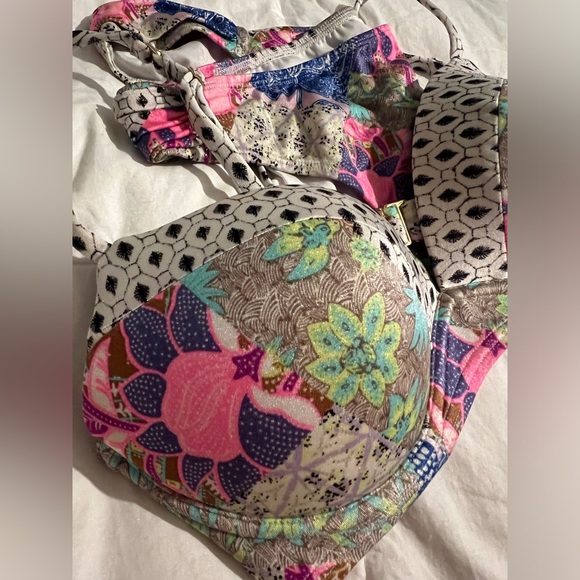 Victoria’s Secret Paisley Patterned Bikini Set - Picture 4 of 9